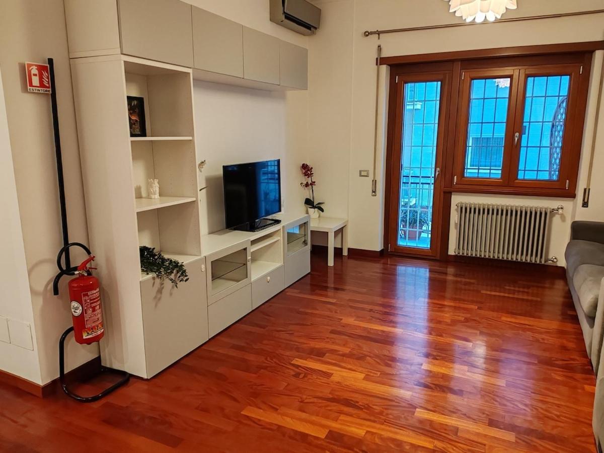 For 8 People Near Metro Train Bus Station Tiburtina Rom